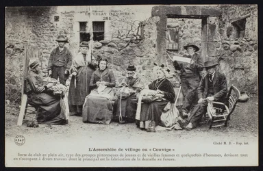 Postkarte, die das Treffen der Dorfbewohner oder Couvige, Le Puy-en-Velay, um 1900 darstellt